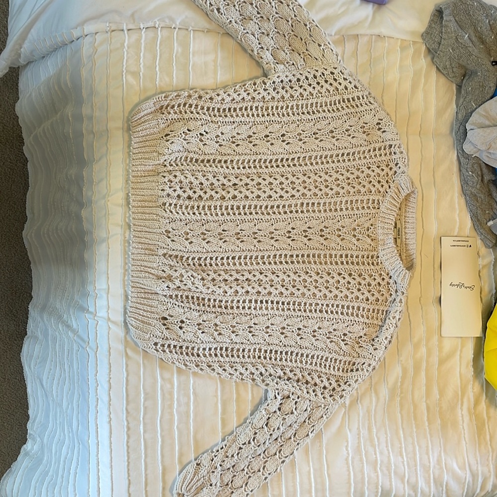 Slightly worn white knitted sweater. Great condition brand forever 21 size SM.